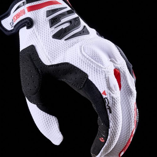 FIVE-GLOVES-MOTO-e2_white_black_red_focus_1