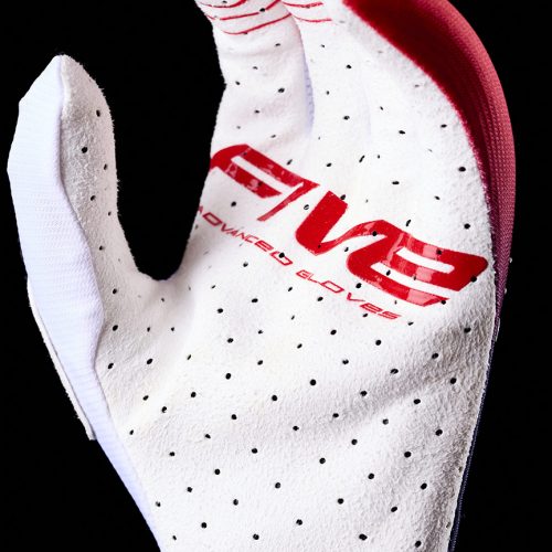 FIVE-MOTO-GLOVES-mxf2_evo_splitwhite_red_blue_focus3